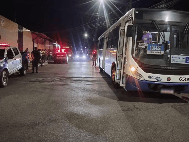 Homem morre após atropelamento por ônibus no Bairro Atalaia