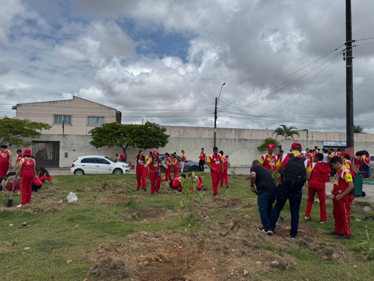 Praça Rosa Venerini recebeu plantio de 50 mudas durante ação de conscientização ambiental