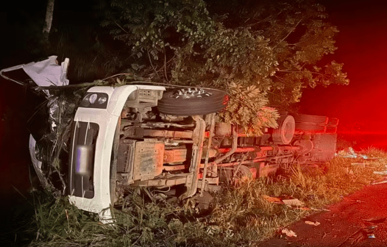 Motorista de caminhão morre após veículo capotar na BR-101 em Estância