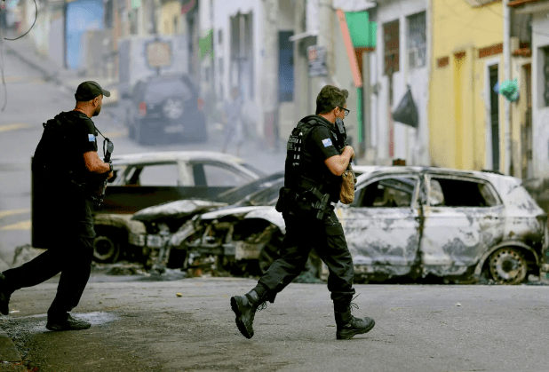 Megaoperação contra Comando Vermelho no Rio tem 64 mortos e 81 presos