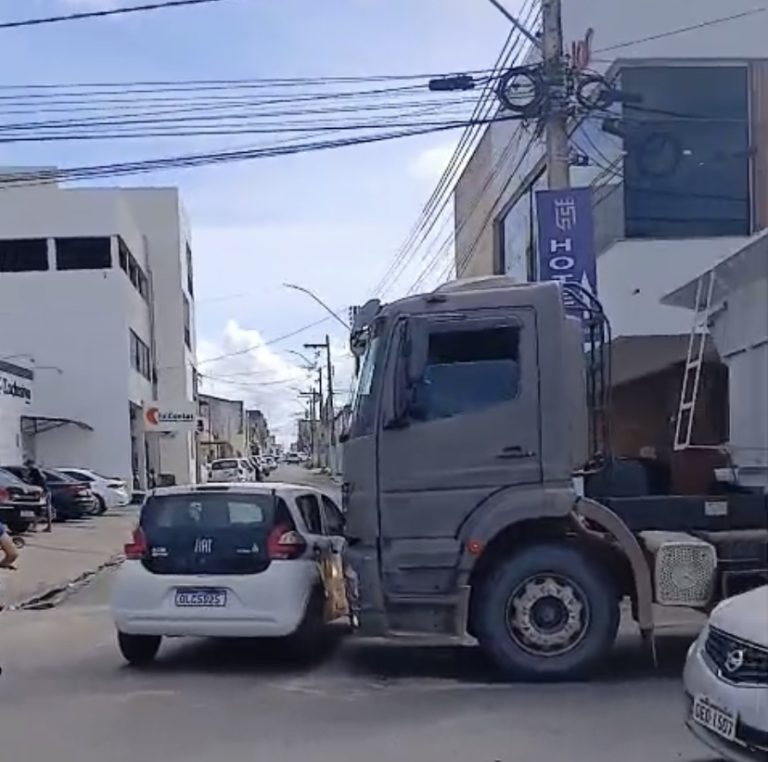 Colisão envolvendo caçamba é registrada em Lagarto