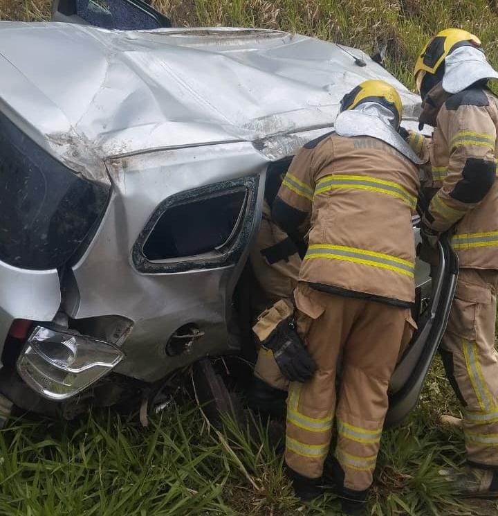 Corpo de Bombeiros resgata vítimas de capotamento na BR-101