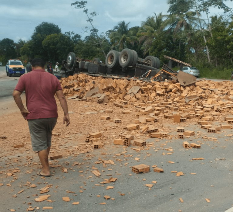 Caminhoneiro fica ferido após capotamento no trevo entre as rodovias SE-100 e SE-488