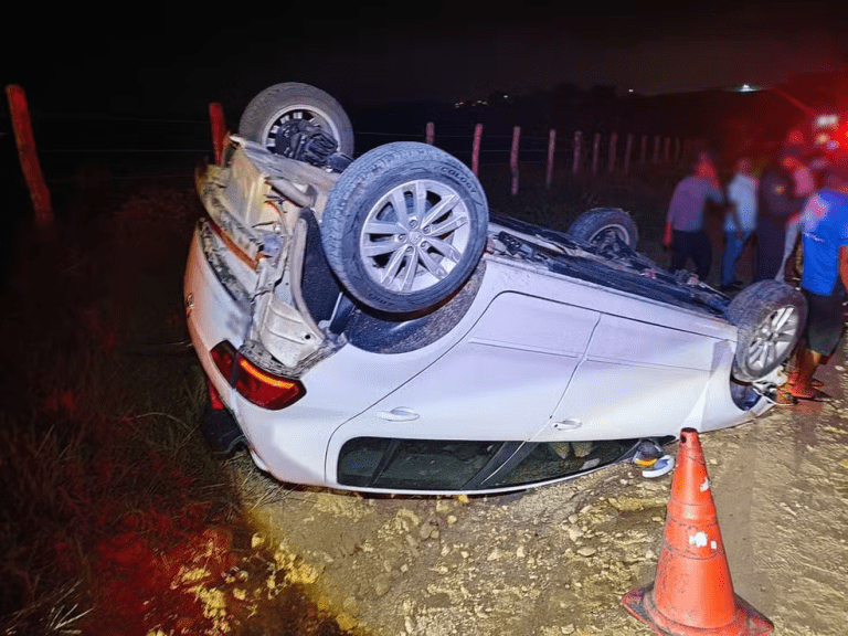 Secretária de Itabaiana fica ferida após carro capotar em povoado