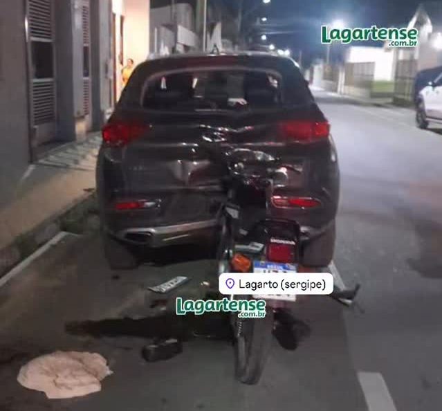 Motociclista fica ferido após colisão com carro estacionado em Lagarto