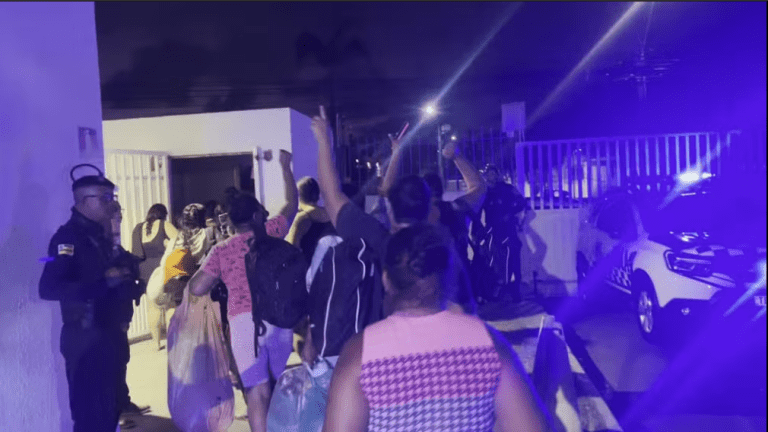 Manifestantes desocupam sede da prefeitura de Aracaju após mais de 20h de protesto