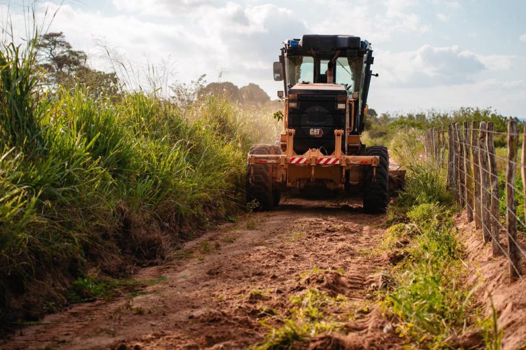 Prefeitura de Lagarto inicia mutirão de patrolamento no povoado Brejo para melhorar a mobilidade rural