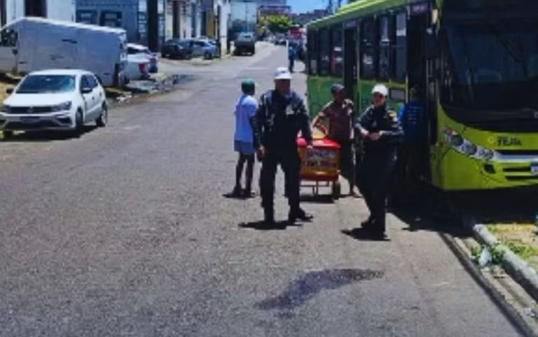 Motorista morre atropelado pelo próprio ônibus após estacionar em ladeira de Aracaju
