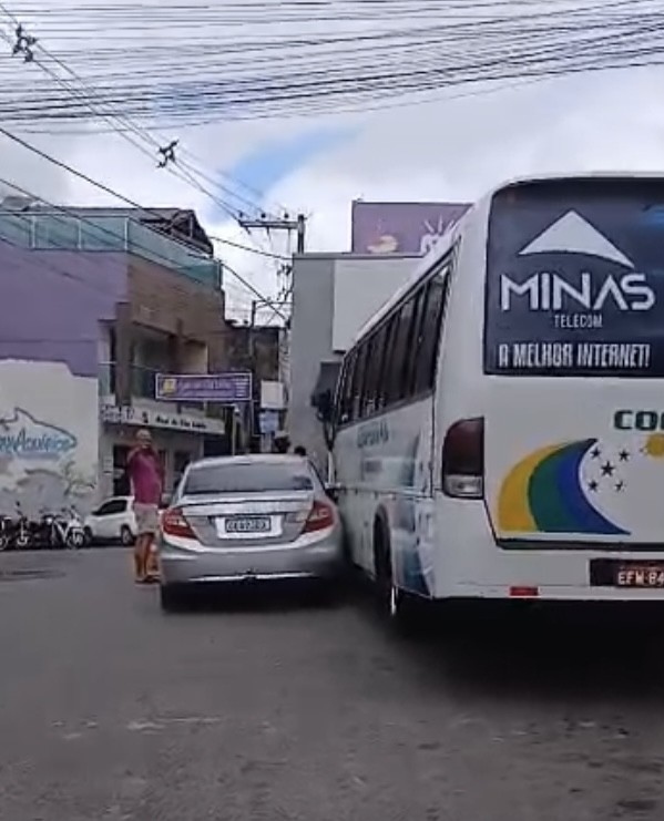 Colisão lateral envolvendo carro e ônibus é registrada em Lagarto