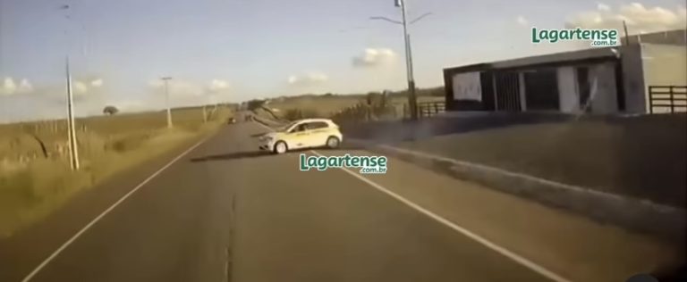 Vídeo registra colisão envolvendo ônibus e carro de autoescola em Simão Dias