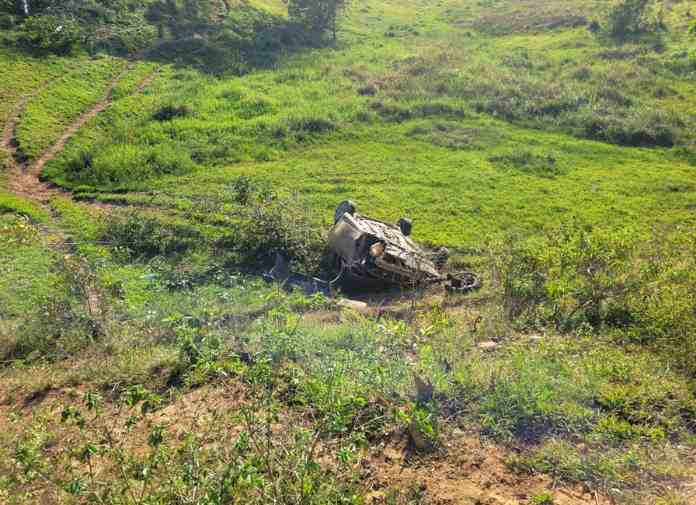 Família sobrevive após carro sair da pista e cair em ribanceira na zona rural de Boquim