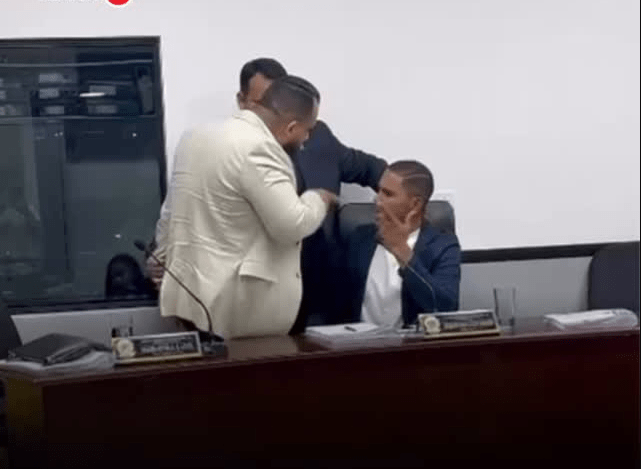 Vereadores trocam empurrões durante discussão em sessão em Tomar do Geru