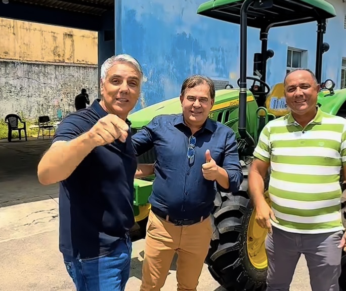 Fábio Reis realiza entrega de dois tratores a municípios sergipanos