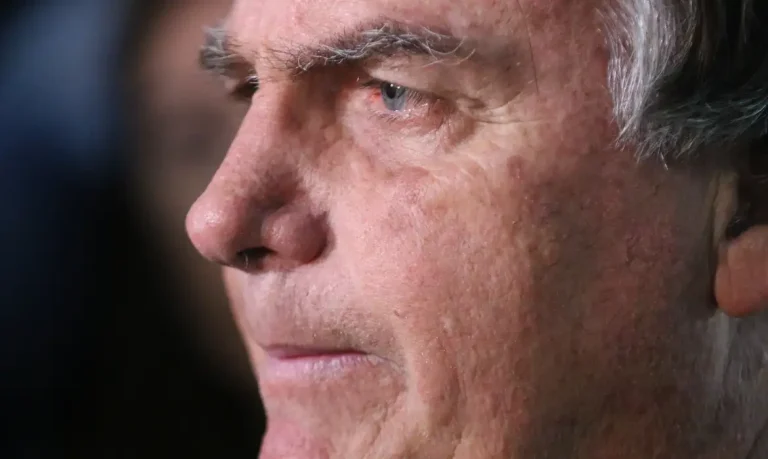 Moraes pede relatório de visitas e rotina de Bolsonaro na prisão