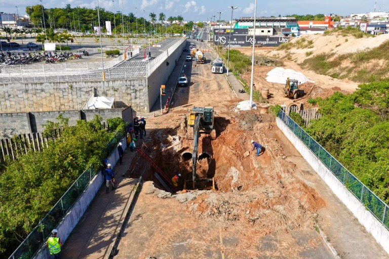 Prefeitura de Lagarto acompanha obra na Avenida Marcelo Déda após rompimento de adutora