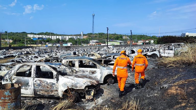 Corpo de Bombeiros realiza perícia de incêndio no pátio do Batalhão de Polícia Rodoviária Estadual