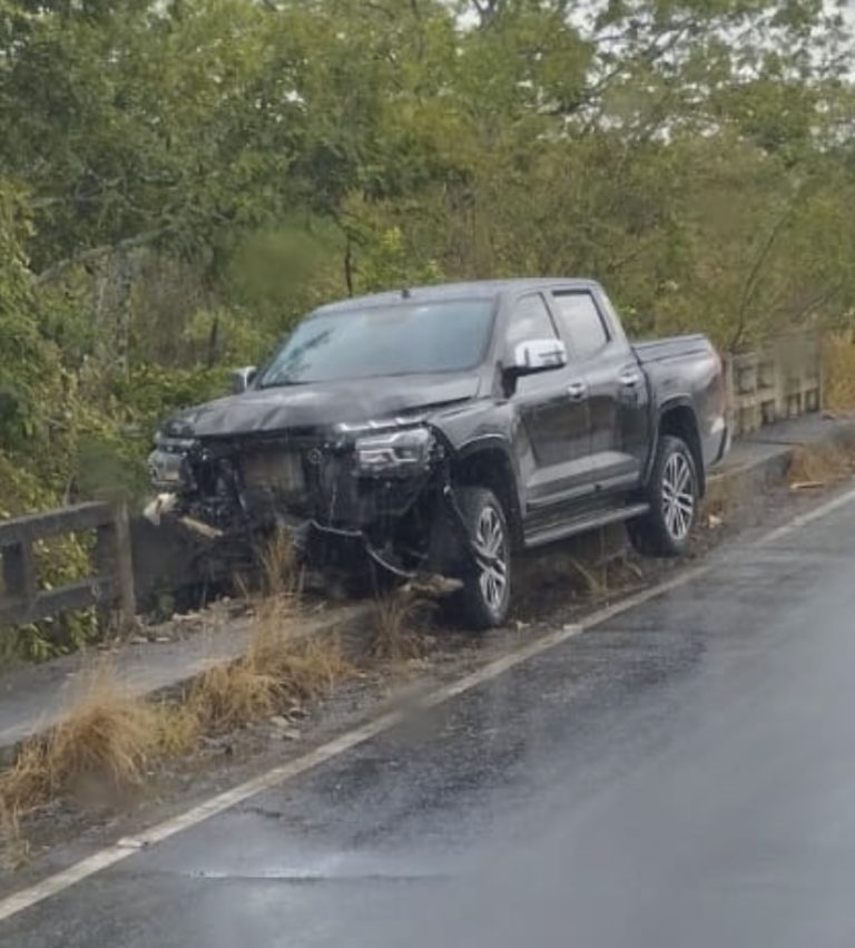 Caminhonete fica danificada após colidir contra ponte na SE-170