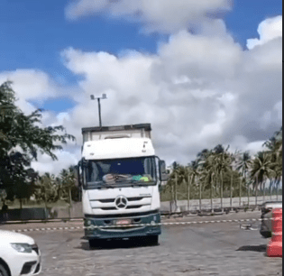 Caminhoneiro é encontrado sem vida em caminhão estacionado na BR-101, em Umbaúba