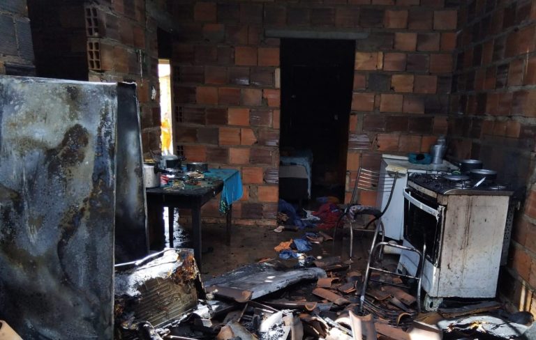 Incêndio atinge residência no povoado Brejo e causa danos materiais