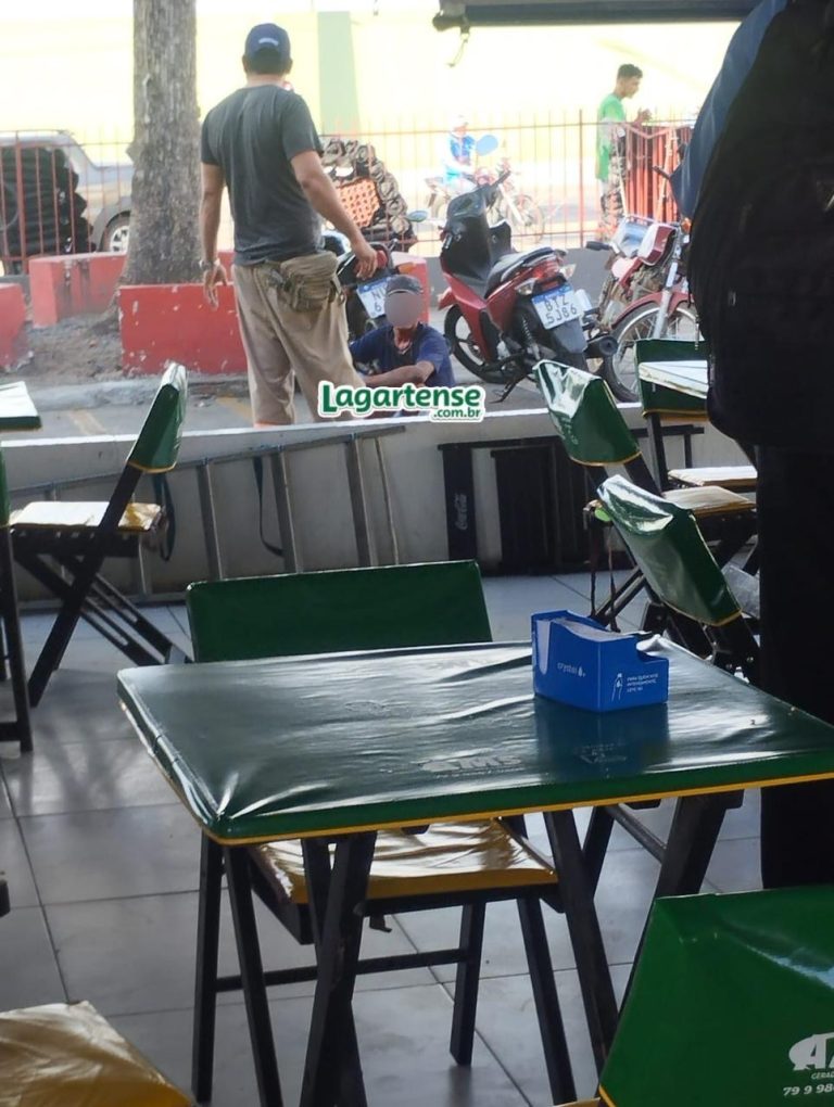 Homem é contido por populares após ameaçar mulher com facão em Lagarto