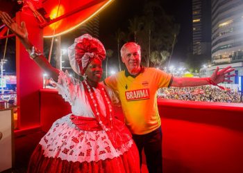 Carnaval de Salvador em clima de Copa: Brahma reúne Ancelotti e Léo Santana em encontro histórico no Circuito Barra-Ondina