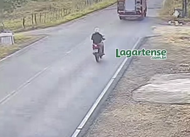 Motociclista fica ferido após colidir contra viatura do Corpo de Bombeiros