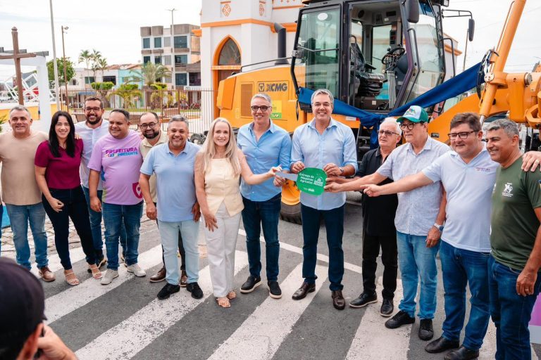 Prefeitura de Lagarto entrega motoniveladora para reforçar manutenção das estradas vicinais