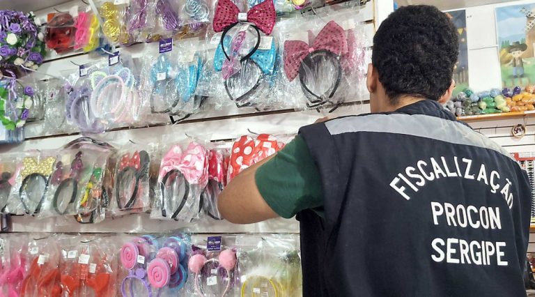 Procon Sergipe fiscaliza venda de artigos carnavalescos no comércio