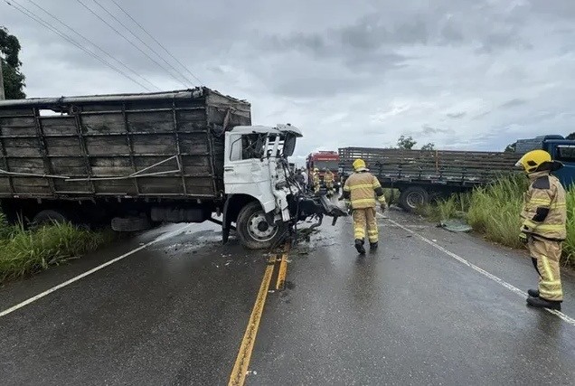 Bombeiros de Lagarto atendem ocorrência de colisão envolvendo caminhões