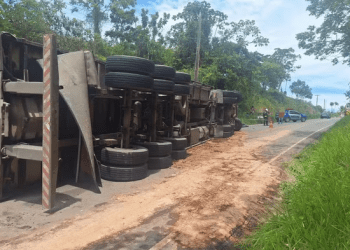 Motociclista morre e pedestre é levado a hospital após caminhão tombar em rodovia entre Boquim e Estância