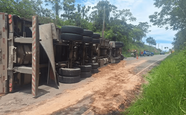 Motociclista morre e pedestre é levado a hospital após caminhão tombar em rodovia entre Boquim e Estância
