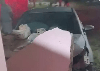 Carro destrói muro de casa e atinge quarto de criança com mãe e filha dentro em Cristinápolis