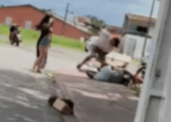 Homem flagrado agredindo mulher em via pública é preso em Estância