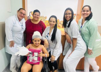 Hospital de Cirurgia celebra alta da primeira criança operada após retomada da Pediatria
