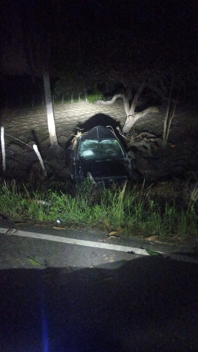 Carro capotado é encontrado abandonado na zona rural de Lagarto