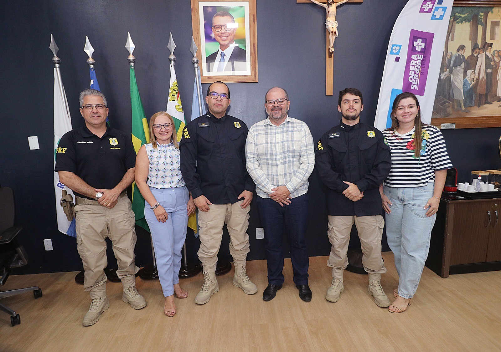 Em Sergipe, a maioria das vítimas de acidentes de trânsito que necessitam de hospitalização são motociclistas. Diante desse preocupante cenário, a Secretaria do Estado de Sergipe (SES) se reuniu nesta quarta-feira, 1º, com representantes da Polícia Rodoviária Federal (PRF) de Sergipe para discutir medidas que previnam os sinistros de trânsito com moto. A iniciativa também objetiva reduzir a alta demanda de internações. 

No Hospital de Urgências de Sergipe Governador João Alves Filho (Huse), cerca de 80% das vítimas atendidas por acidentes de trânsito são motociclistas, reforçando a importância de conscientizar esse público. Em fevereiro deste ano, o Huse registrou, em média, 16 admissões diárias por acidentes de trânsito, sendo aproximadamente 12 delas com vítimas de motocicleta. O levantamento mais recente aponta que, a cada duas horas, pelo menos um paciente vítima de sinistro de trânsito dá entrada na unidade. 

Segundo o secretário de Estado da Saúde, Jardel Mitermayer, a parceria com a PRF é estratégica porque permite que o serviço público avance não só na assistência, mas também na prevenção. “Ao investir em ações educativas, fiscalização e cuidado com trabalhadores que utilizam as rodovias, conseguimos reduzir o número de vítimas, preservar vidas e, consequentemente, diminuir a pressão sobre a nossa rede hospitalar. Nosso objetivo é claro: salvar vidas e promover mais segurança para todos os sergipanos”, ressaltou. 

O superintendente da PRF/SE, Vladimir Hilário, também destacou a importância da união entre saúde e segurança quando o assunto é acidente de trânsito. “Nós temos uma parceria há muito tempo com a SES, visando, justamente, diminuir o número de mortes e acidentes nas rodovias federais. Com isso, conseguimos desocupar os leitos de hospitais, que é o nosso grande objetivo”, pontuou. 

Ainda durante a reunião, as instituições definiram ações de cuidado e promoção da saúde para trabalhadores que transitam nas rodovias, como os caminhoneiros. A SES e a PRF irão somar forças para desenvolver atividades que disponibilizam exames, consultas e outros serviços para este público.