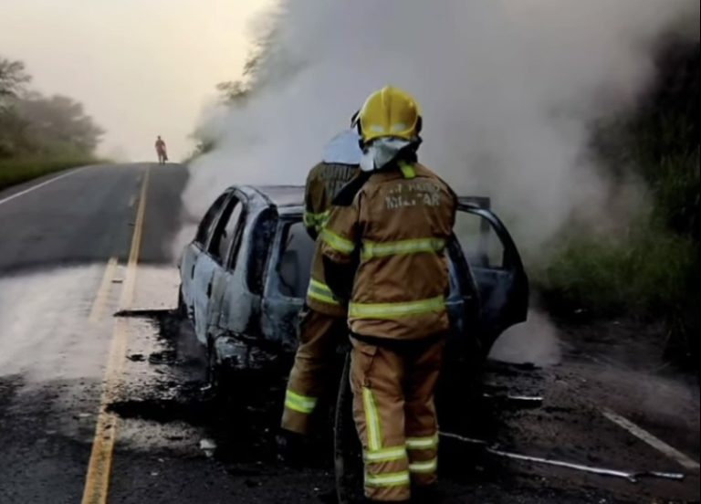 Carro pega fogo na rodovia que liga Lagarto à Boquim