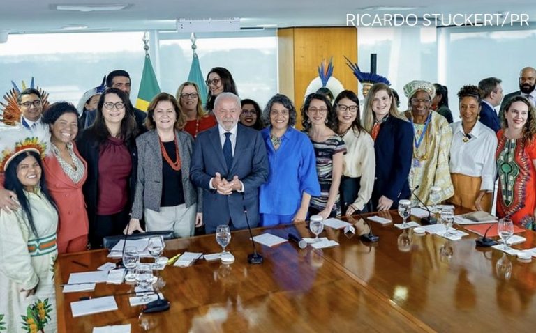 Tornozeleira para agressores e mais medidas de proteção às mulheres são sancionadas por Lula