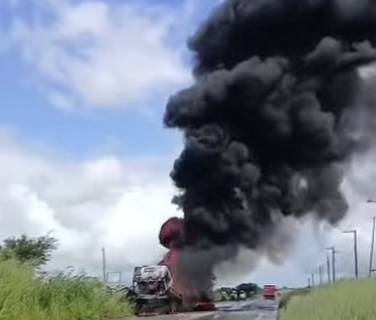 Caminhão pega fogo na Rodovia SE-170 entre Riachão do Dantas e Tobias Barreto