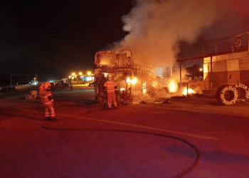 Ônibus interestadual pega fogo na BR-101