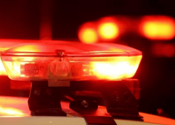 Homem rompe tornozeleira eletrônica e esfaqueia companheira em Aracaju