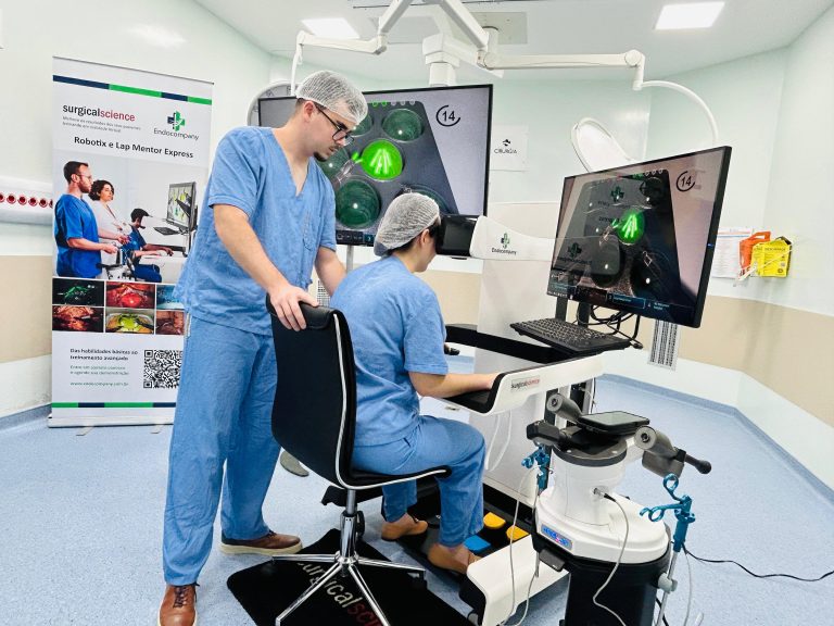 Hospital de Cirurgia promove workshop cirúrgico com simulador de robótica