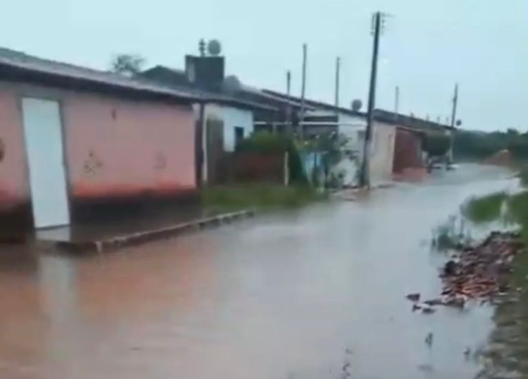 Moradores de Riachão do Dantas sofrem com casas alagadas e denunciam descaso da Prefeitura