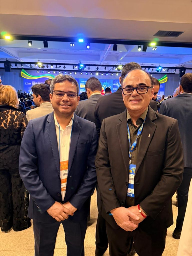 Em Brasília, prefeito de Simão Dias comemora premiação do Sebrae e recebe notícia de construção de CAPS