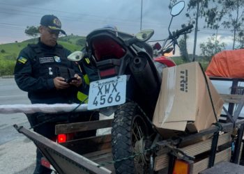 PM apreende motocicleta durante a Operação Protetor de Divisas em Simão Dias