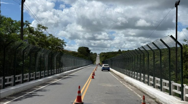 Instalação de guarda-corpos metálicos é concluída em ponte que liga Lagarto e São Domingos