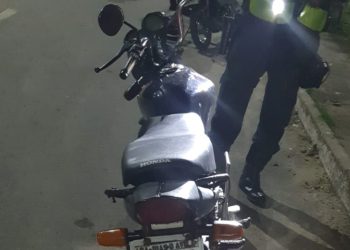 PMSE apreende motocicleta com sinais identificadores adulterados durante operação na divisa entre Sergipe e Bahia