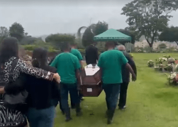 Familiares e amigos se despedem em Aracaju de policial morto por colega dentro de viatura em Alagoas