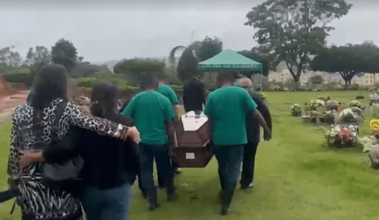 Familiares e amigos se despedem em Aracaju de policial morto por colega dentro de viatura em Alagoas