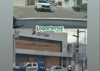 Carro fica danificado após colidir contra viatura policial em Lagarto